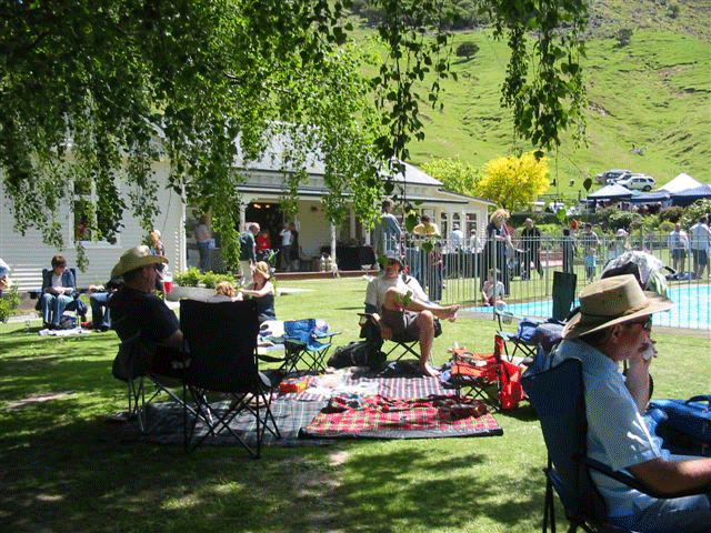 Picnicing under the trees at th Manderley Home and Garden Festival